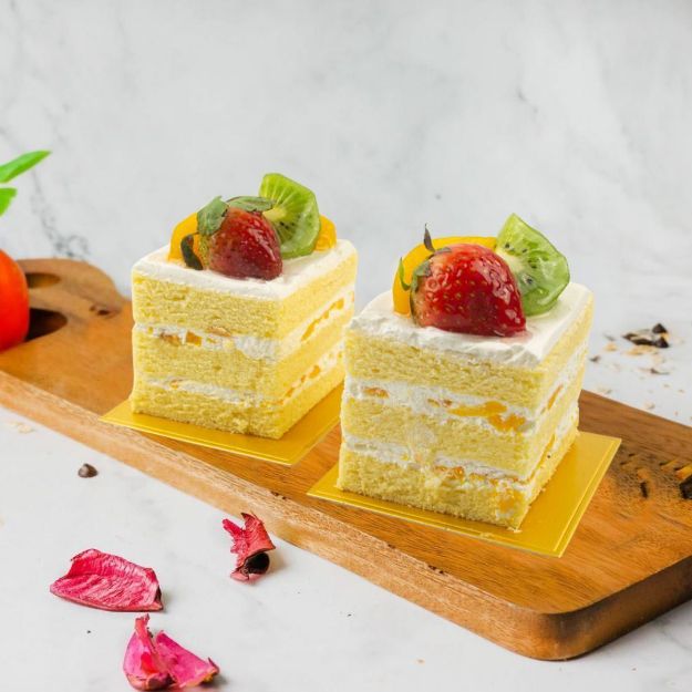 Picture of Chantilly Fresh Fruit Cake (Slice)